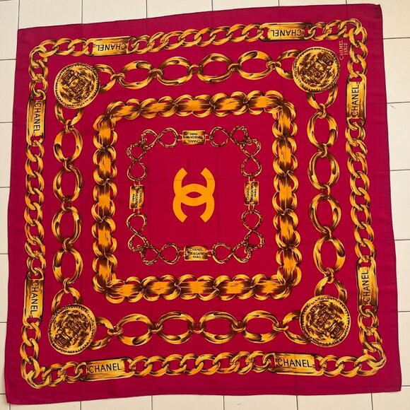 CHANEL 31 RUE CAMBON Magenta and Gold Scarf. Large gold-chained pattern. main image 2